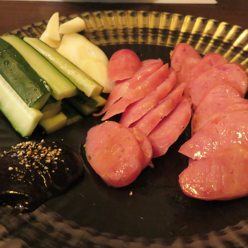 台湾腸詰 甜面醤とニンニクスライス添え。(小箱浦本)