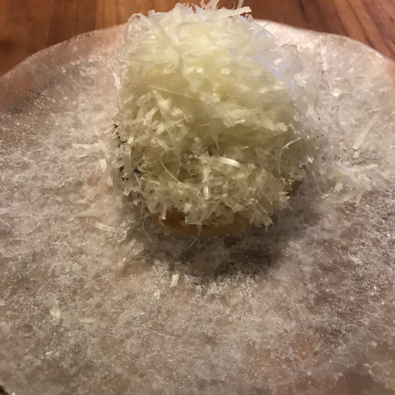 白子筍とキャビア山羊のチーズ乗せて(アカ)