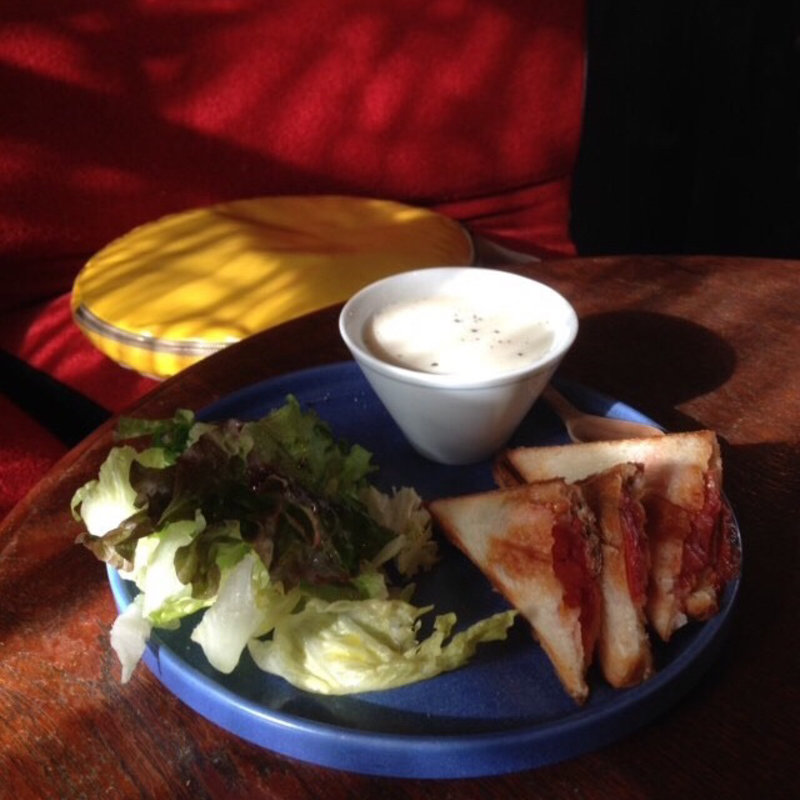 オイルサーディンとトマトのホットサンド(カフェ小町)