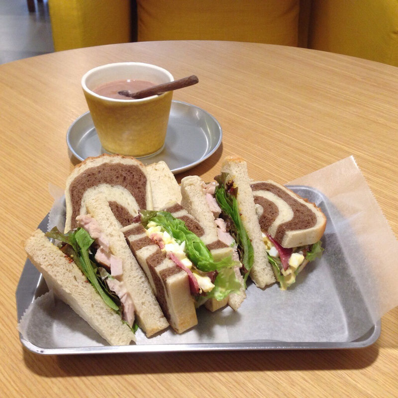 卵とペッパーシンケンのサンドウィッチとまぐろと自家製ツナのサンドウィッチのハーフ&ハーフ(七穀ベーカリー )