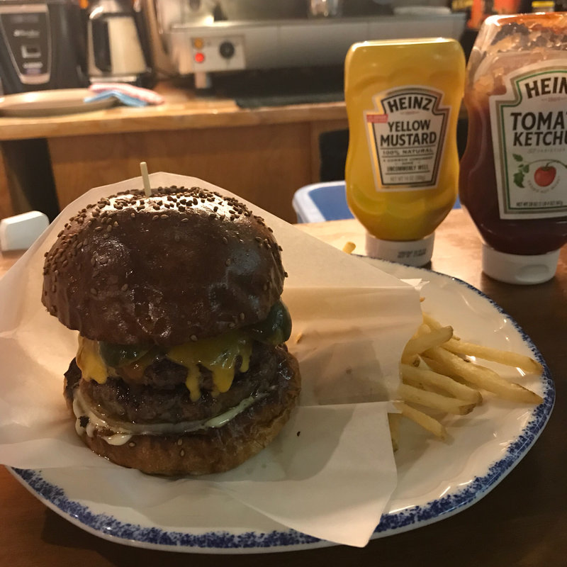 ストレートバーガーにパティ、チェダーチーズをトッピング(Nick & Renée)