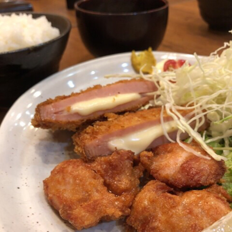 ハムチーズカツとから揚げ定食(燻製居酒屋まるほ)
