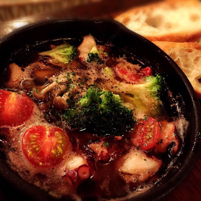 タコのアヒージョ(がぶ飲みワインと鉄板焼 黒鉄 国分寺)