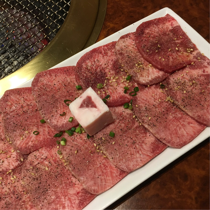 タン塩、レモン汁つけて、定番。(焼肉 海鮮 山水苑 本店)
