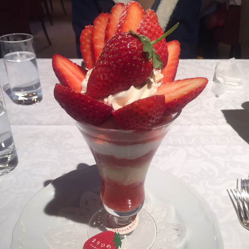 まりひめのストロベリーパフェ(資生堂パーラー サロン・ド・カフェ 銀座本店)