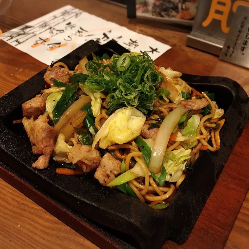 牛スジと九条葱のニンニク醤油焼きそば(食宴酒家 マエダダイナスティー 西入ル )