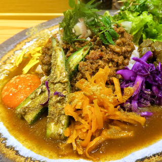 和出汁カレー＋無水キーマカレーのあいがけ(KASUYA 北新地店)