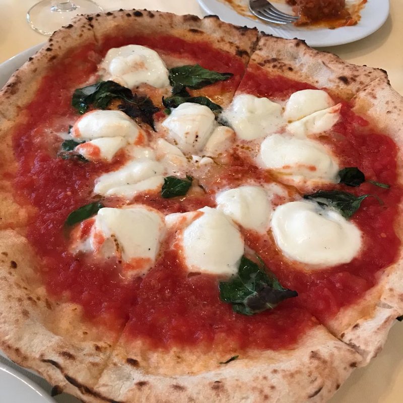 生ハムと水牛のモッツァレラチーズのカプレーセ(ナプレ 南青山本店)