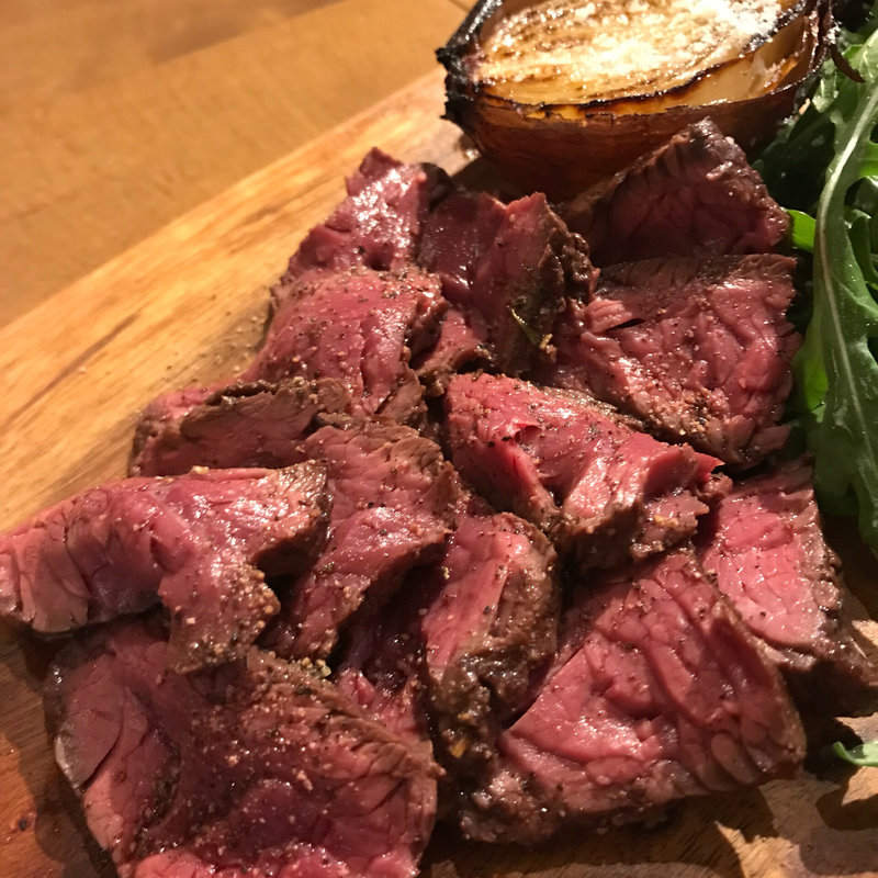 シンプルに旨い肉を絶妙な焼き加減で『黒毛和牛のエイジングステーキ』(Ca'docci（カドッチ）)