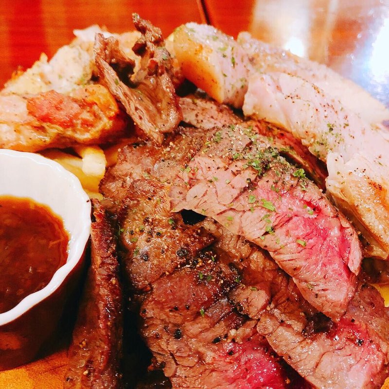 豪快！肉3種グリル盛り合わせ(牛ハラミ・三元豚・清流鶏)(ひいき屋 大宮東口)