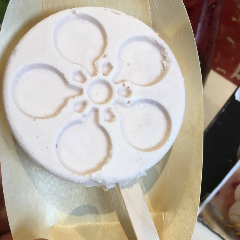 前田家 家紋風アイス(金座和アイス 金沢東山店)