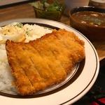 チキンカツレツとフライドエッグのくろーばーカレー (カレー クローバー （カレー clover）)