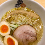 塩らーめん琥珀 大人の味付燻製玉子(塩逸品 五代目けいすけ 金沢フォーラス店)