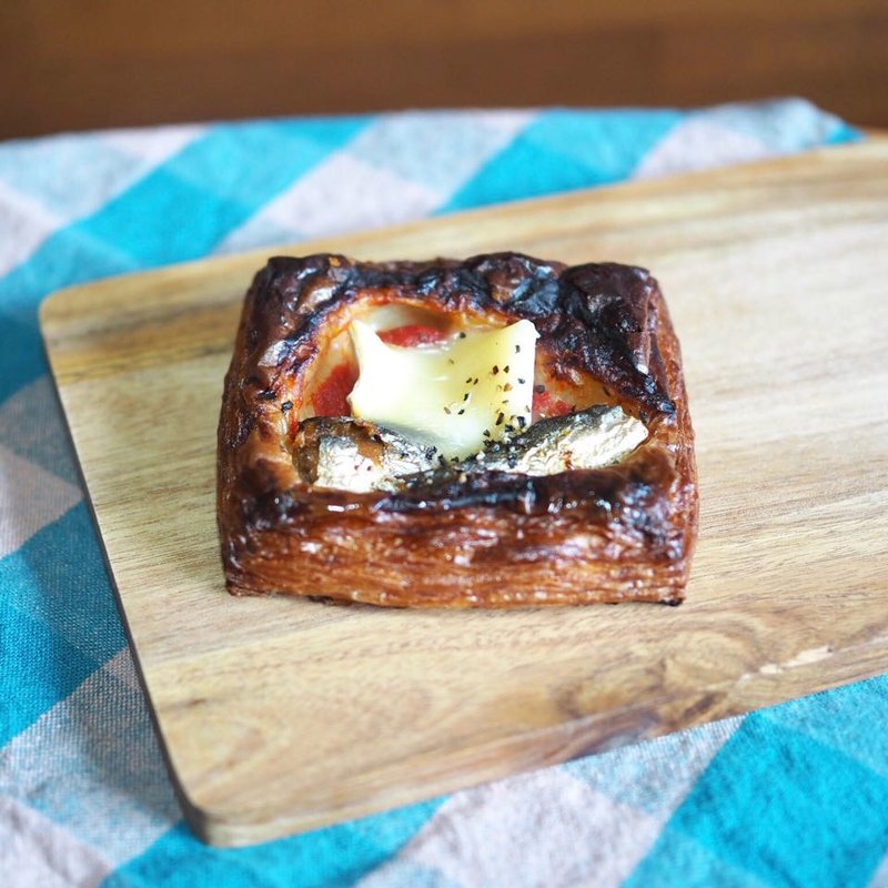 オイルサーディンとブリーチーズのデニッシュ(コンセントマーケット)