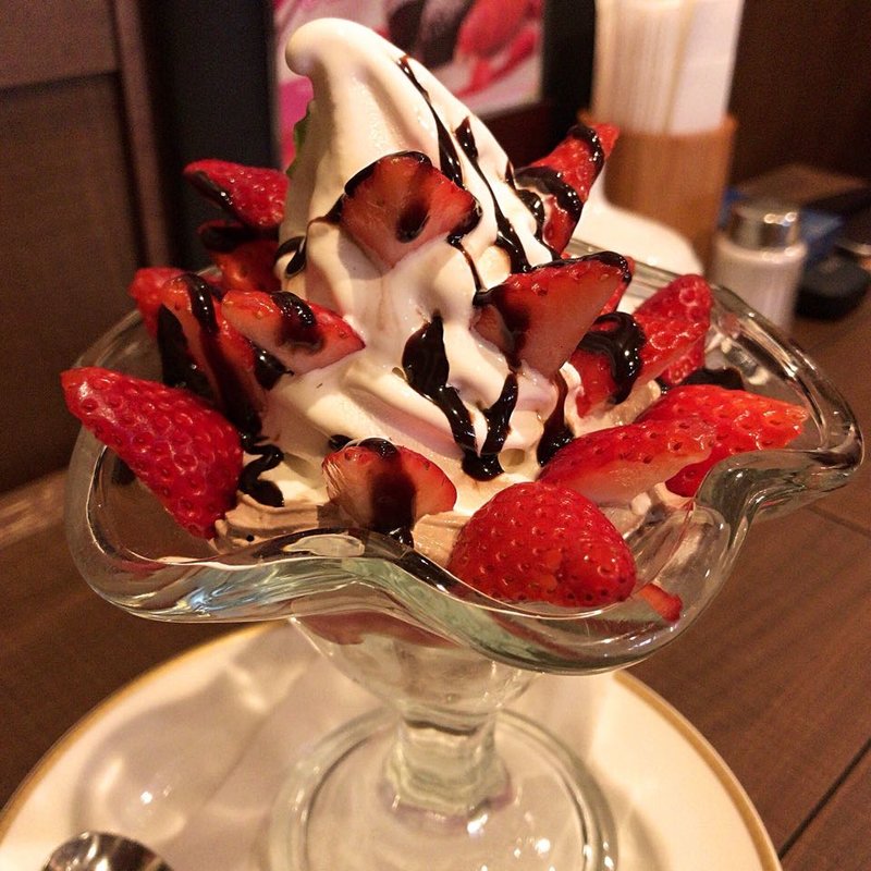 フレッシュ苺のチョコパフェ(倉式珈琲 イオンタウン周南久米店)