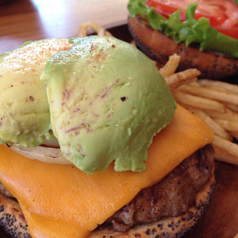 厚切りチェダーアボカドバーガー(KUA`AINA 鎌倉店)