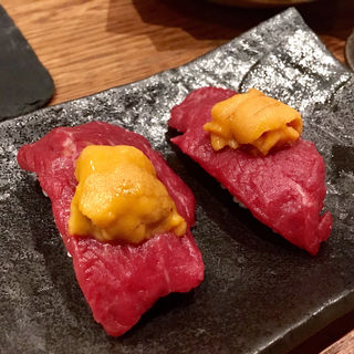 馬肉寿司 雲丹添え(日本のお酒と馬肉料理 うまえびす)