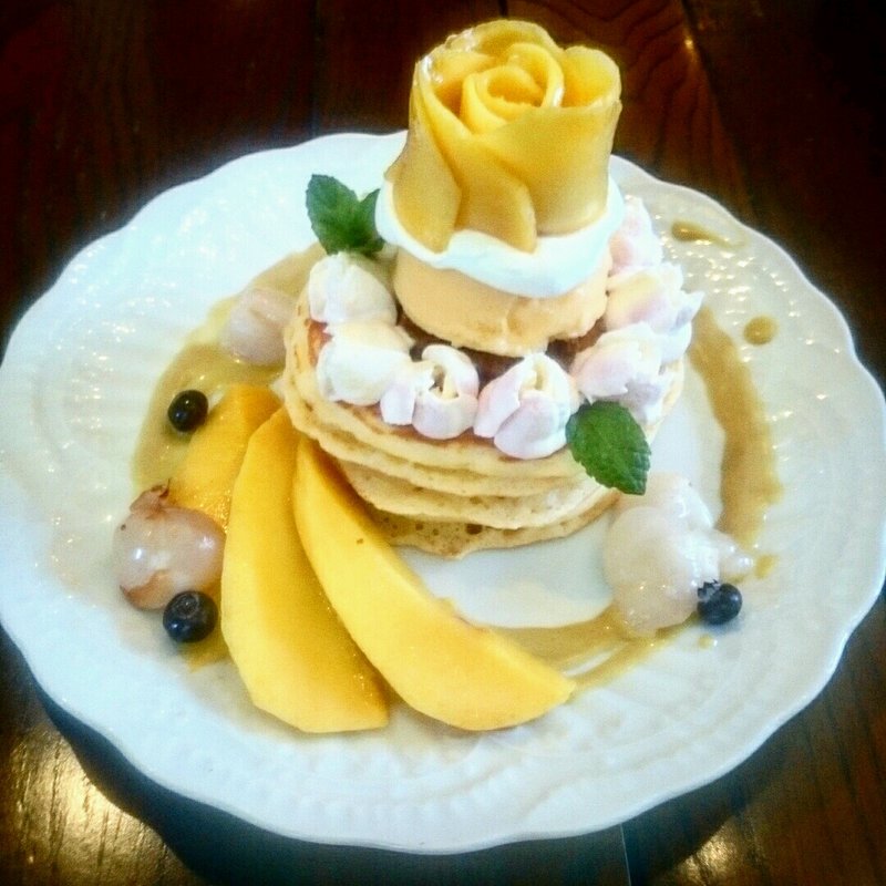 マンゴーとライチのブーケパンケーキ(カフェ アンジェ)