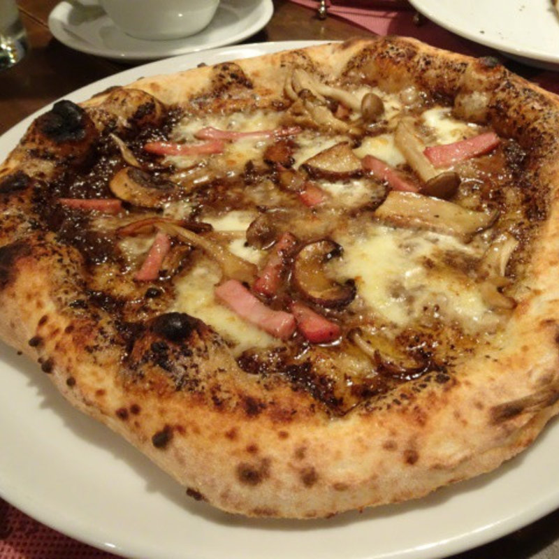 黒トリュフ入りキノコソースのPIZZA(ピッツェリア ダルセーニョ ドゥエ)