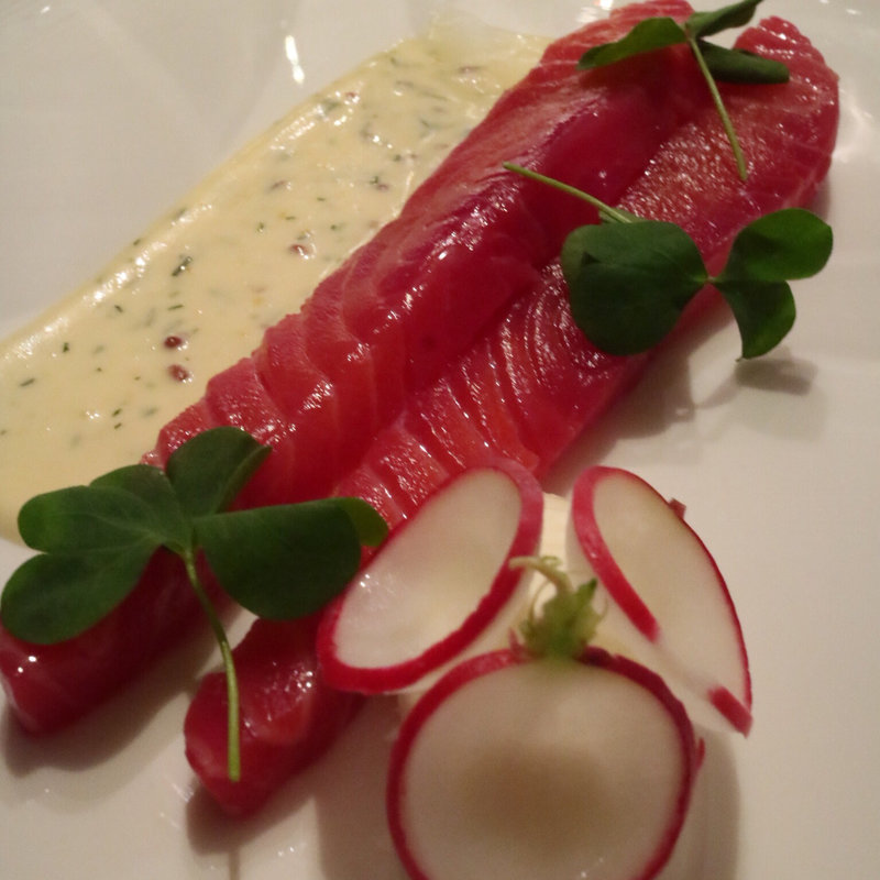 アクアビットでマリネしたノルウェーサーモン サワークリーム ハニーマスタードドレッシング(六本木ヒルズクラブ)