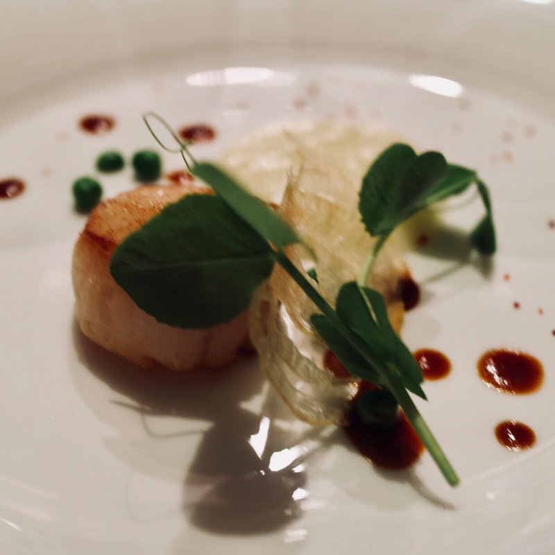 帆立貝のポアレ 新玉葱のピューレ ロブスターエキス(六本木ヒルズクラブ)