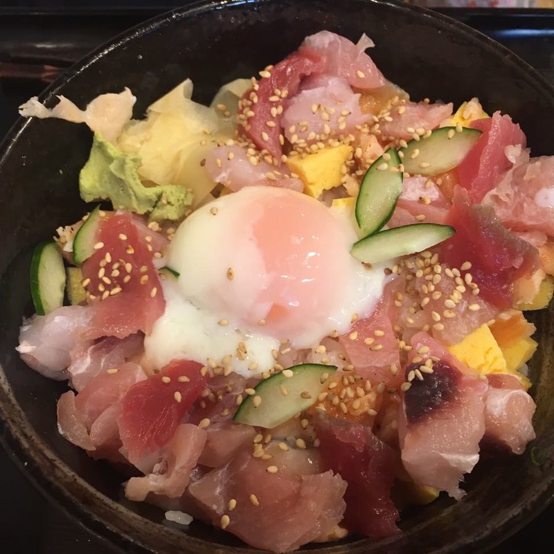 海鮮あられ温玉丼(うみや 根岸本店)