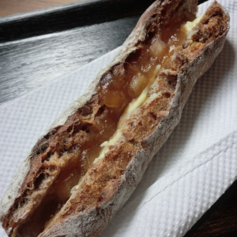 りんごとシナモンとクリームチーズサンド(ぱんや 紺青)