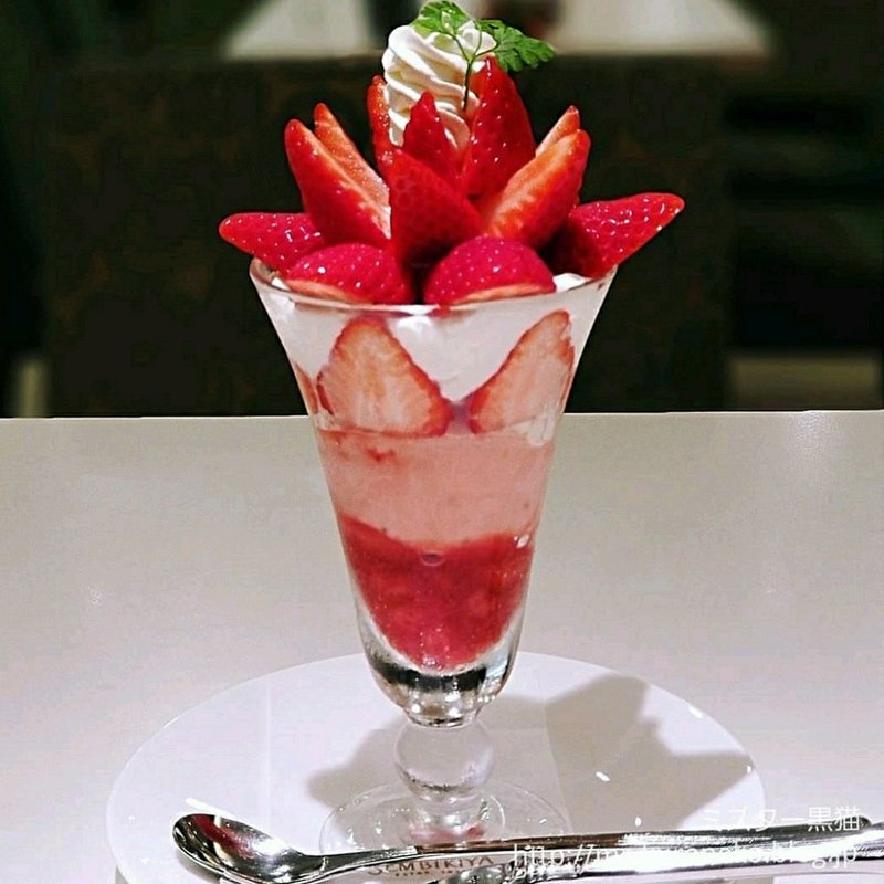クイーンストロベリーパフェ(千疋屋総本店 池袋西武店)