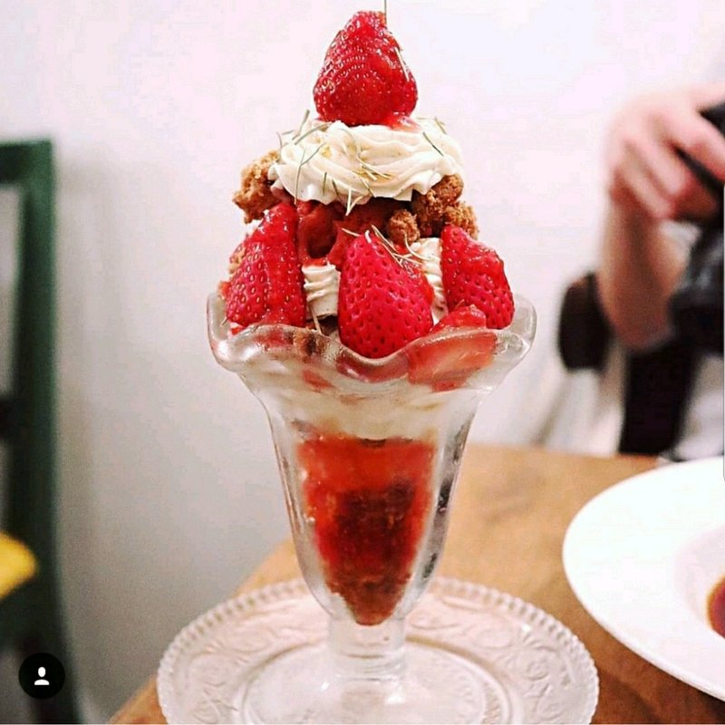 イチゴを使ったパフェ(Neue)