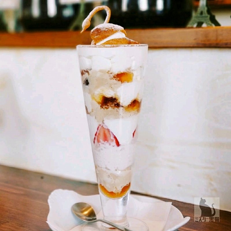 プチスワンとフランス紅茶のパフェ(フランス焼き菓子・自家焙煎珈琲レドゥーシャ)