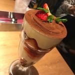 苺のティラミスパフェ(梅田 阪急三番街 リバーカフェ （RIVER CAFE）)