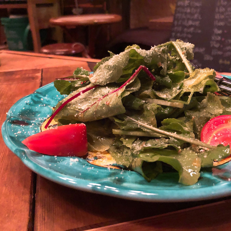 力強いグリーンサラダ(肉とワイン)