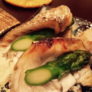 竹岡産太刀魚とアスパラガスの炭火焼w/酢取茗荷おろし(料理 澤)
