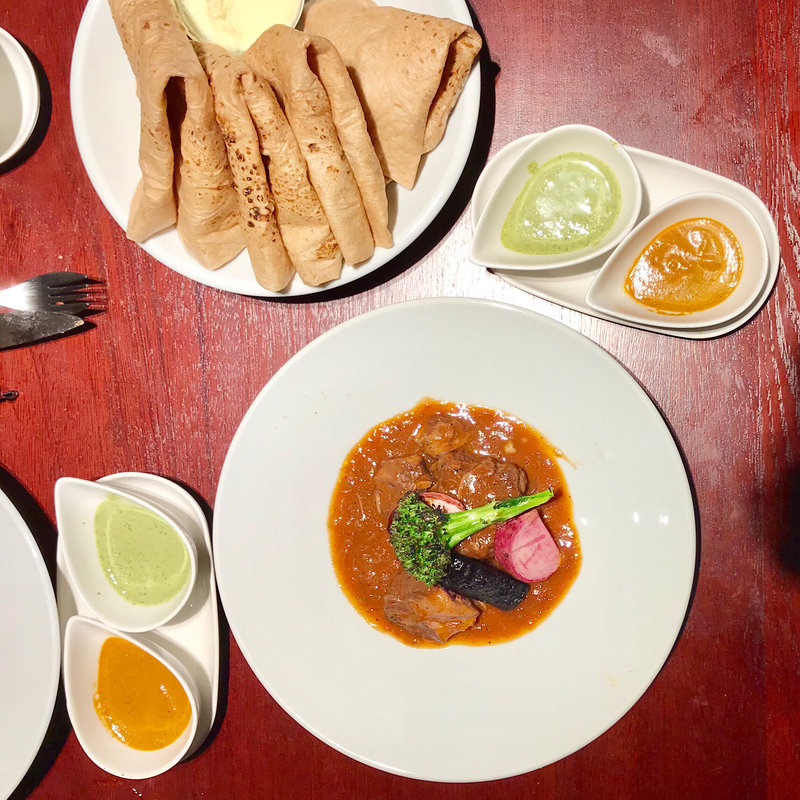 豪州産ラムのナヴァラン風煮込みと特徴的な2種のグレイヴィ 皿上で完成するカレー(エリックサウスマサラダイナー)