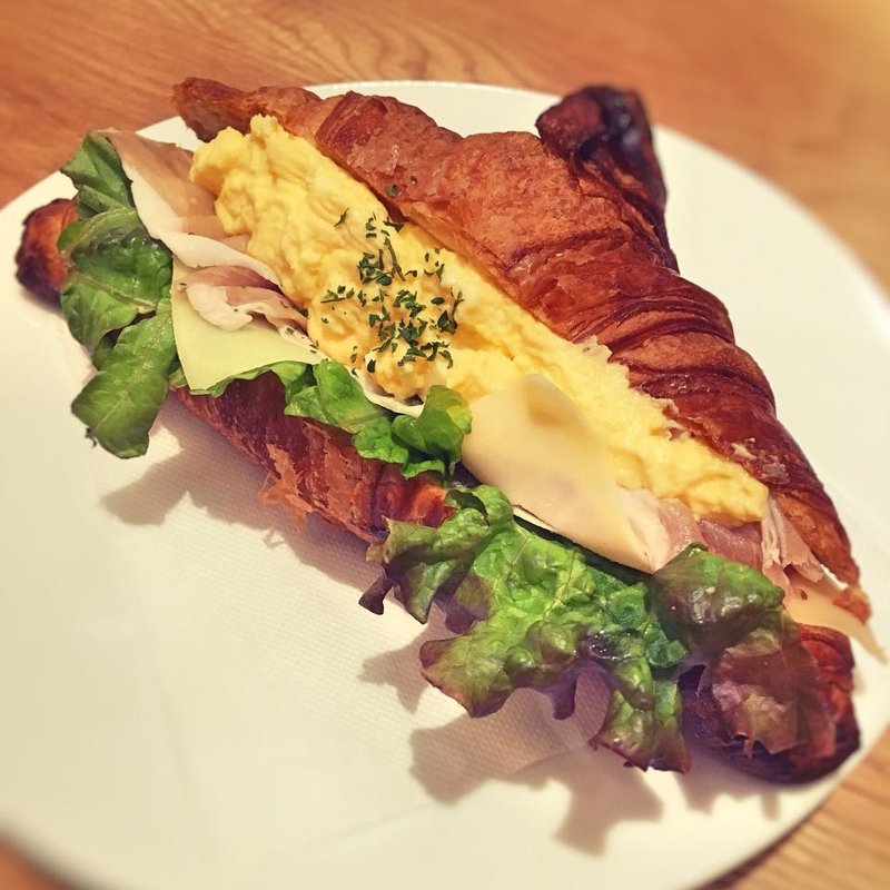 タマゴ ハム トマト チーズのクロワッサンサンド(La Soeul AUX BACCHANALES 天神店)