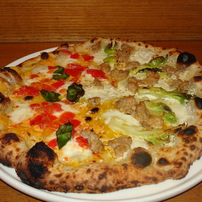 「柚胡椒マルゲリータ」と「自家製サルシッチャと葉野菜」のメタメタ(Ｉl Ｓol Levante)