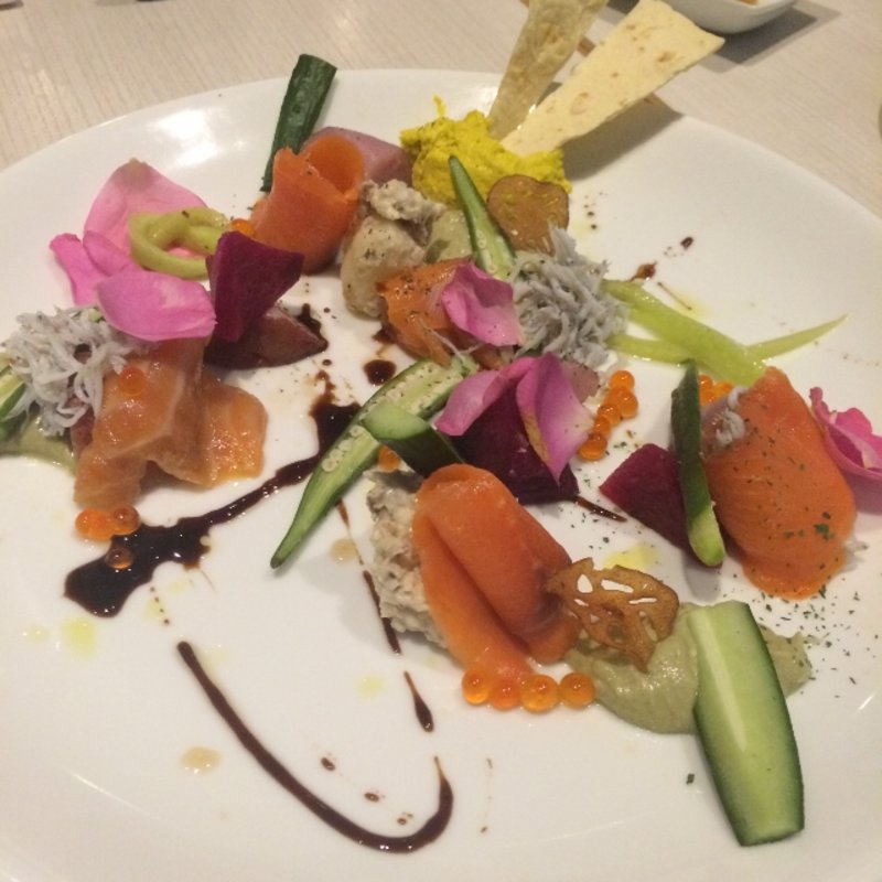  スモークサーモンと新鮮野菜の花畑パレットバーニャカウダソースで(ブラッスリー リナーシェ)