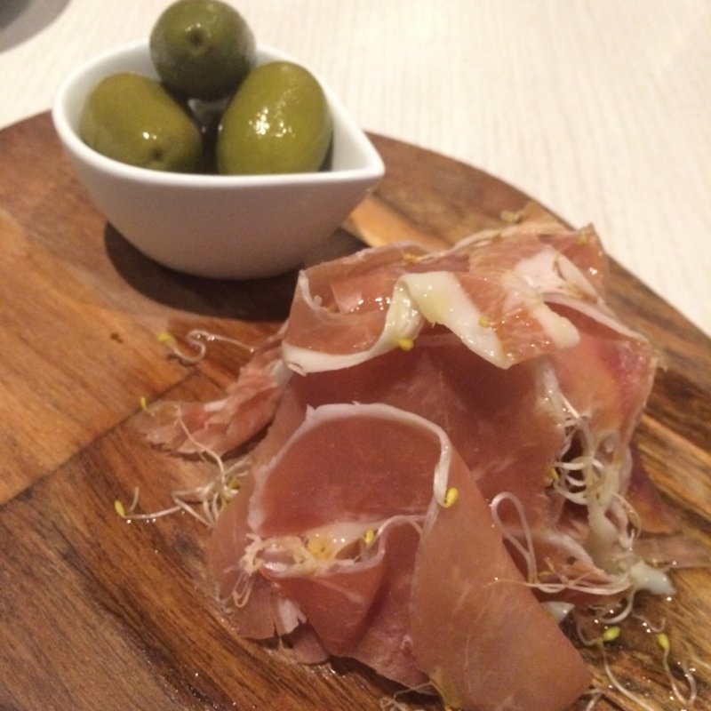 イタリア産生ハムとスペイン産オリーブのコンフィ(ブラッスリー リナーシェ)