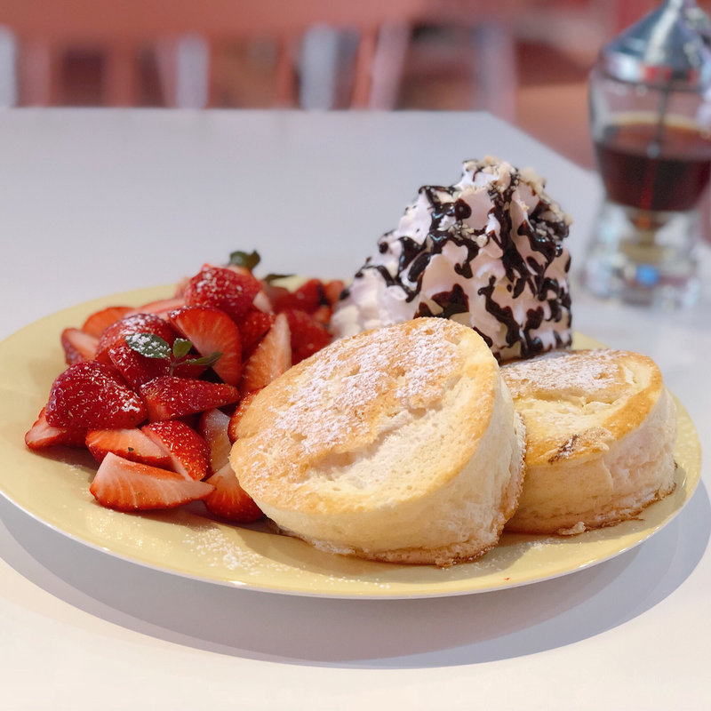 ハワイアンリコッタパンケーキwithメガホイップ&たっぷりいちご(Hona Cafe 新大久保コリアンタウン店)