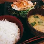大山鶏ムネ肉レアステーキ定食(越後屋 亀丸)