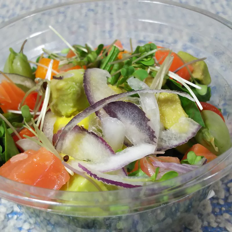 サーモンとアボカドのサラダ(チョップスプーン ガパオキッチン デリアンドキッチン アトレ川崎店)