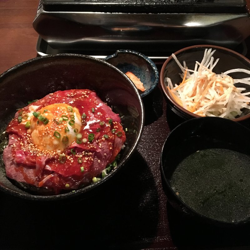 炙りユッケ丼　温玉のせ(仙珠)