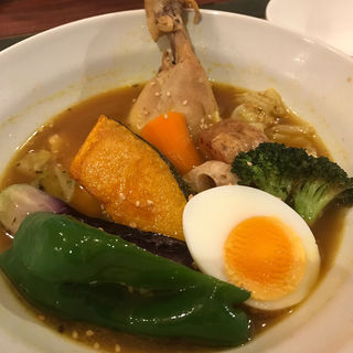 骨付きチキンと野菜のスープカレー(スープカレー シュクル)