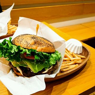 厚切りチェダーチーズアボカドバーガーセット(KUA`AINA 福岡ソラリアプラザ店)