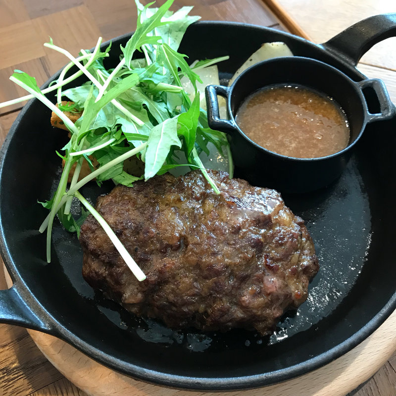 黒アンガス牛100%熟成赤身ハンバーグ(YASAI STYLE)