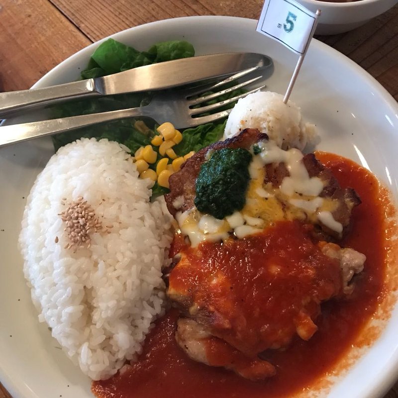 チキンステーキ(トマトとバジルソース)(カフェドットファイブ )