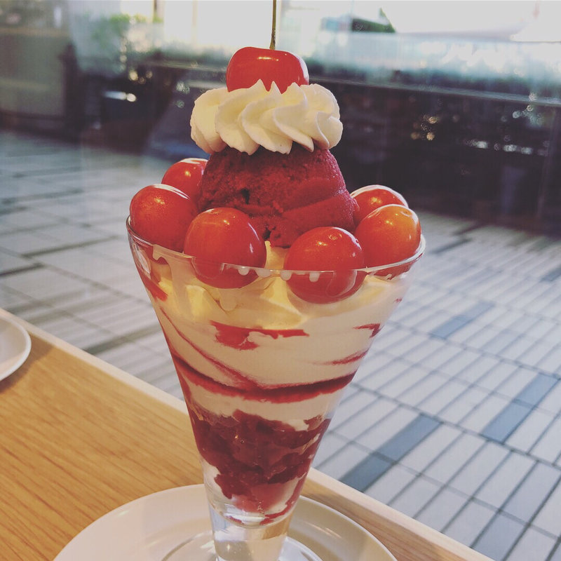 さくらんぼパフェ(MIZUNOBU フルーツパーラー)