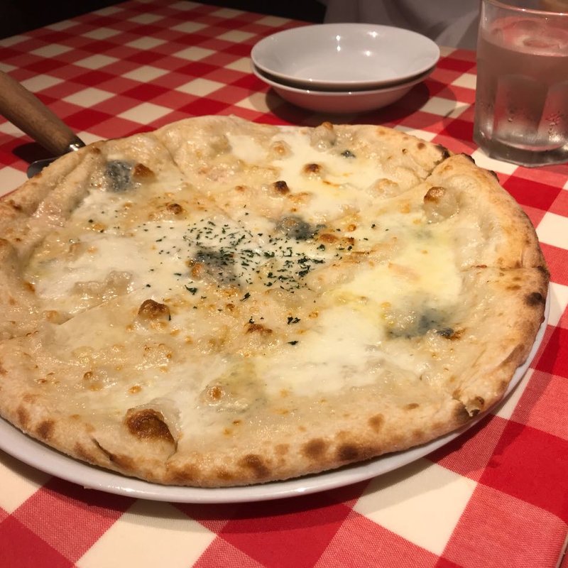 クアトロフォルマッジ（ハチミツ付き）(ナポリの下町食堂 池袋店 （ナポリノシタマチショクドウ）)