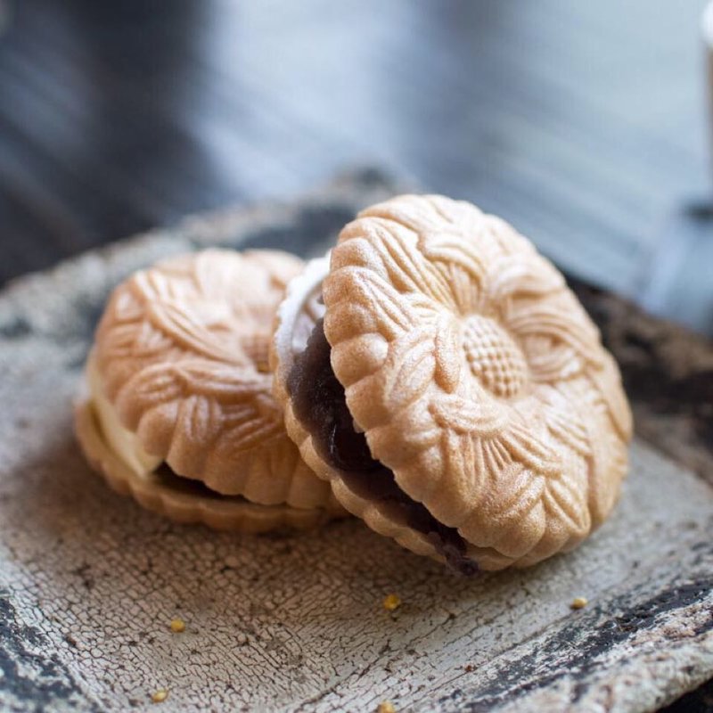 韃靼蕎麦と粒餡の最中(井上茶寮)