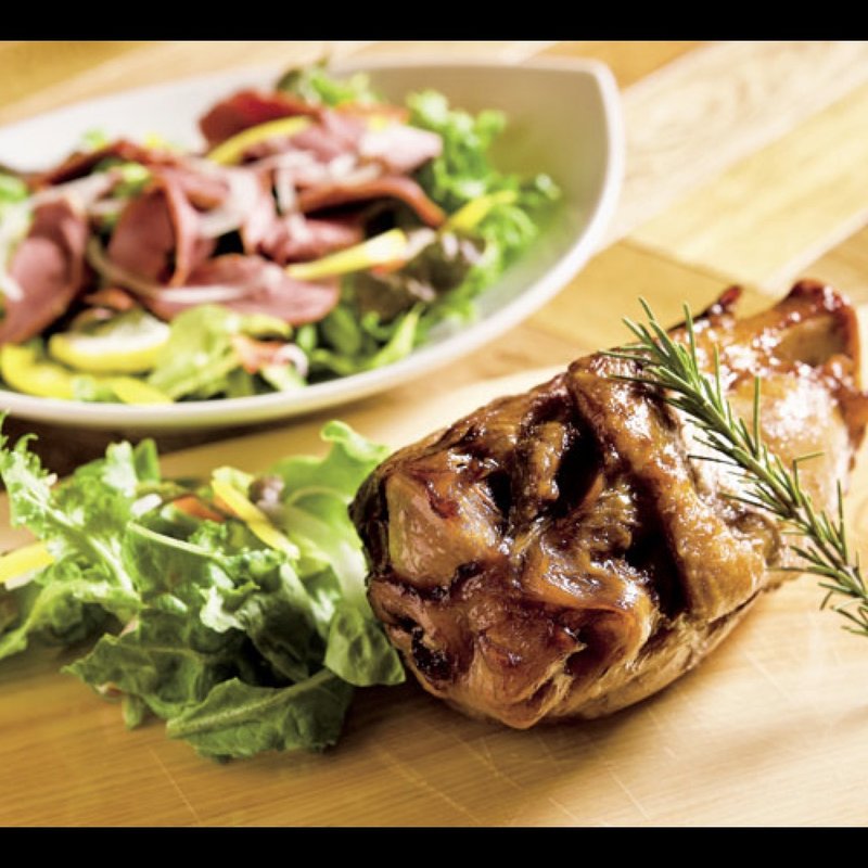 骨付きスネ肉焼き、スモークハツのサラダ(GRILL & BEER SAIBOKU)